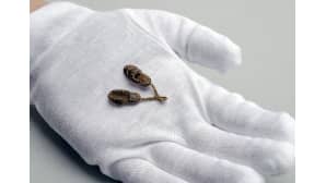 Auschwitz-Birkenau -museon julkaisema kuva museon saamasta lahjoituksesta, käsintehdystä pienestä kenkäparista. Esineen on tehnyt keskitysleirin entinen vanki.