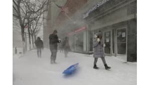 Jalankulkijat yrittävät edetä lumimyrskyssä New Yorkissa.