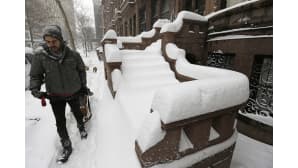 Mies ulkoiluttaa koiraansa New Yorkissa.