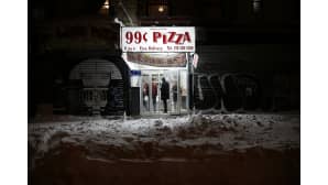 Pizzeria piti ovensa auki lumesta huolimatta East Sidessa 24. tammikuuta.