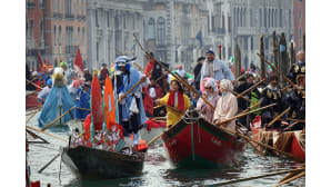 "Festa Veneziana" - osallistujia pukeutuneena kanaalilla 23. tammikuuta.