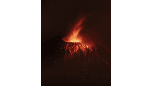 Tungurahuan tulivuori syöksi laavaa Quitossa, Ecuadorissa, 3. maaliskuuta.