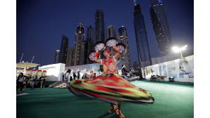 Egyptiläiset tanssijat esittivät perinteisen egyptiläisen Al-Tannoura tanssin Dubain kansainvälisillä venemessuilla Dubaissa 5. maaliskuuta.