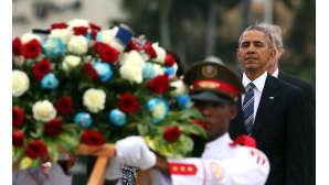 Barac Obama laskemassa seppelettä Jose Marti muistomerkillä.