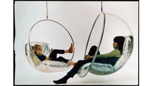 Eero Aarnion tyttäret Rea ja Marja-Leena Kupla-tuolissa 1970-luvun alussa.