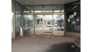 Lähikuva ostarin ovista ulkoa