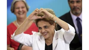 Dilma Rousseff tekee käsillään sydänmerkin