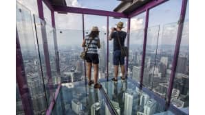 Turisteja kuvaamassa maisemia Kuala Lumpur Towerin kuvaustasanteella, Malesiassa 5. toukokuuta. Torni on 421 metrin korkeudessa ja on näin maailman seitsemänneksi korkein rakennelma.
