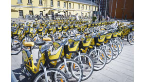 Uusien kaupunkipyörien rivistöt Helsingin Narinkkatorilla maanantaina 2.5.