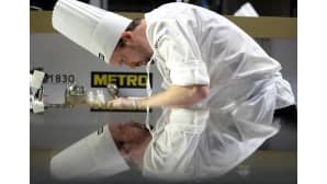 Ruotsalainen kokki Alexander Sjögren valmistelee annosta Bocuse d'Or-kokkien maailmanmestaruuskilpailussa.