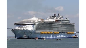 Maailman suurin risteilyalus Harmony of the Seas lähtee telakalta Saint-Nazairen kaupungista.