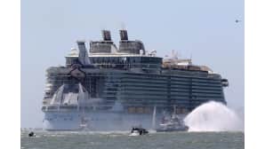 Maailman suurin risteilyalus Harmony of the Seas lähtee telakalta Saint-Nazairen kaupungista.