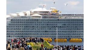 Maailman suurin risteilyalus Harmony of the Seas lähtee telakalta Saint-Nazairen kaupungista.