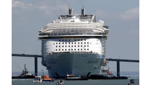 Maailman suurin risteilyalus Harmony of the Seas lähtee telakalta Saint-Nazairen kaupungista.