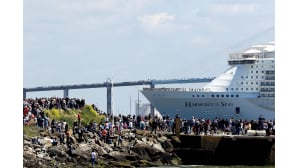 Maailman suurin risteilyalus Harmony of the Seas lähtee telakalta Saint-Nazairen kaupungista.