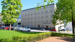Valtiontalo Kilpisenkadulla, Kirkkopuiston laidalla.