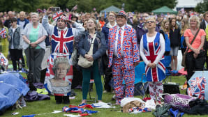 Britannian lippuun pukeutuneita ihmisiä.