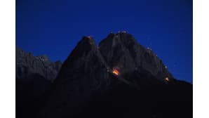 Keskikesän kokkoja poltettiin Saksassa Waxensteinin vuorilla lähellä Garmisch-Partenkircheniä.