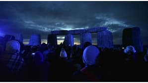 Ihmiset kokoontuivat seuraamaan auringonnousua Stonehengessä, Britanniassa vuoden pisimpänä päivänä 21. kesäkuuta.