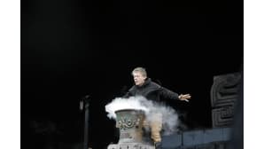 Iron Maidenin laulaja Bruce Dickinson varustautui Suomen suveen varmuuden vuoksi hupparilla.