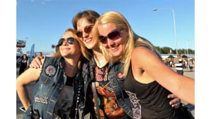Iron Maidenin fanit paistattelivat kauniissa säässä.
