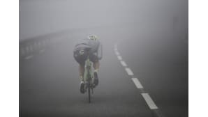 Pyöräilijä laskeutuu Pyreneiden rinteitä Tour de France -pyöräkilpailuissa