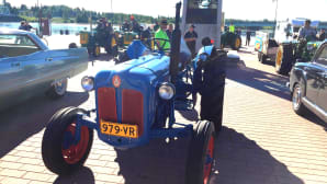 Sininen Zetor-traktori.