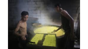 Tofutehtaan työntekijät valmistavat perinteistä keitettyä tofua Jakartassa, Indonesiassa,