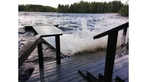 Aallokko lyö laituriin.