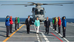 Renzi, Merkel ja Hollande saapuvat helikopterilla.