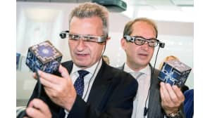 EU:n digitaalitalouden ja -yhteiskunnan komissaari Günther Oettinger ja Saksan liikenneministeri Alexander Dobrindt testasivat lisätyn todellisuuden laseja elektroniikkamessuilla Berliinissä 2. syyskuuta
