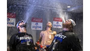 Los Angeles Dodgersien pelaajat juhlivat sarjavoittoa Washington DC:ssä 13. lokakuuta.