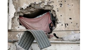 Palestiinalaisnainen katseli ulos talonsa raunioista Gazan kaupungissa 13. lokakuuta.