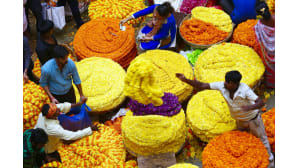 Ihmisiä ostamassa koristeita Durga Puja -festivaalia varten Bangaloressa 10. lokakuuta. Festivaalissa juhlitaan hindujumalatar Durgaa.