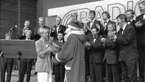 Joulupukki yllätti 50-vuotiaan Katri Helenan kesken Semmareiden esiintymisen Lounaispuiston juhlakonsertissa 1995.