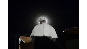 Paavi Franciscus kuvattuna vastavaloon takaapäin.