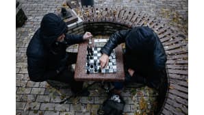 Ukrainalaiset miehet pelaavat shakkia Kievin keskustassa.