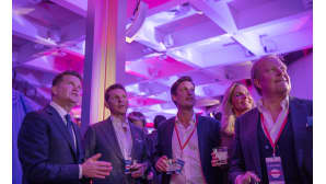 Yhdysvaltain Britannian suurlähettiläs Matthew Barzun (vas.) ja brittiläinen liikemies Nick Candy (toinen vas.) seurasivat vaalilähetystä Lontoossa.