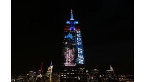 Empire State Buildingin seinään heijastettuna reaaliaikainen äänitilanne New Yorkissa 8. marraskuuta.