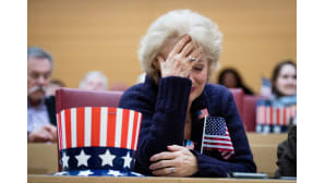 Nainen Amerikan lippujen kanssa.