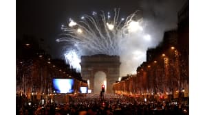 Tuhansia ihmisiä katsomassa ilotulitusta Pariisin Riemukaaren luona.