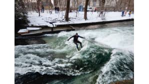 Surffareita Müncheniläisessä puistojoessa.