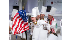 Yhdysvaltain joukkue iloitsee voitettuaan kultaa kokkien Bocuse d'or -maailmanmestaruuskilpailuissa 25. tammikuuta.
