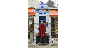 Asiakas automaatilla.