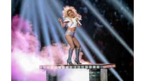 Lady Gaga laulaa lavalla