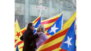Artur Mas ja Joana Ortega isojen lippujen keskellä