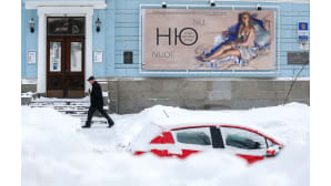 lumeen hautautunut auto