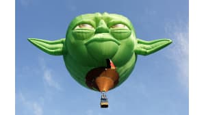 Star Warsin Yoda-hahmon pään muotoinen lentolaite 21. kertaa järjestetyllä kuumailmapallofestivaalilla entisessä Yhdysvaltain lentotukikohdassa, Angelesin kaupungissa, Filippiineillä 9. helmikuuta.