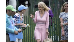 Donald Trumpin neuvonantaja Kellyanne Conway jutteli vapaaehtoisten kanssa Valkoisen talon perinteisessä pääsiäismunien vierityskisassa Washingtonissa, 17. huhtikuuta.