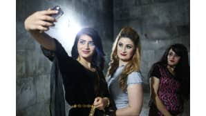 Jesidinaiset ottivat selfieitä jesidien uutena vuotena Lalishissa, Irakissa 18. huhtikuuta.